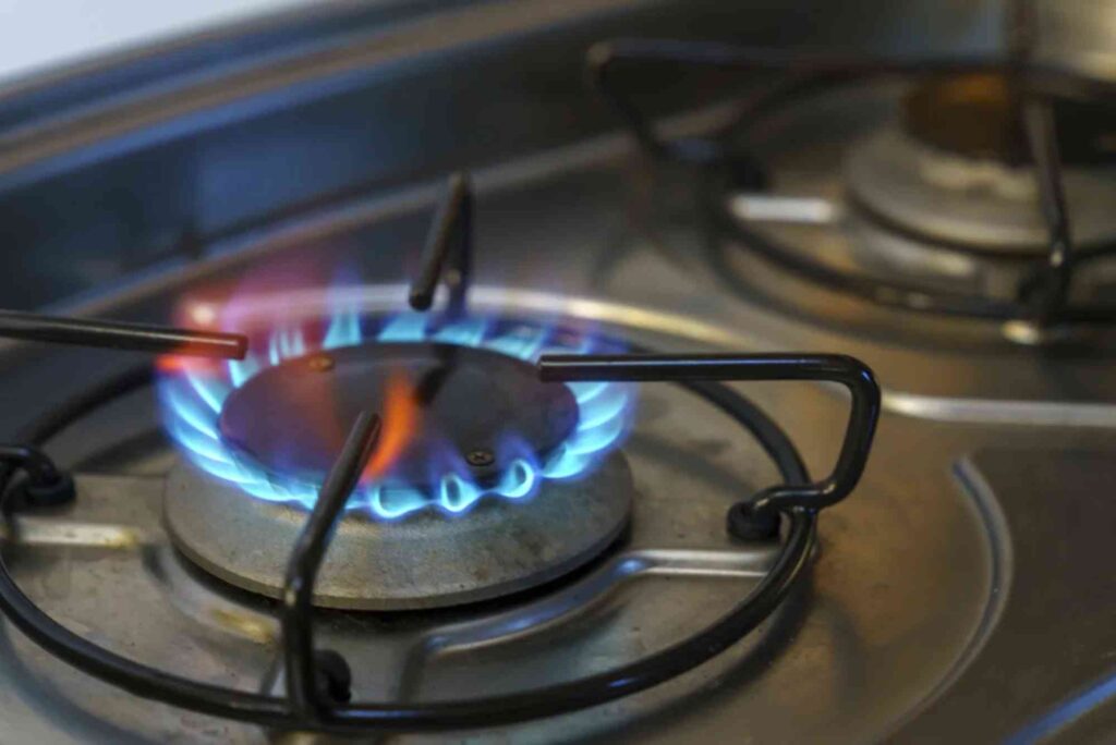 Gas Stove vs. Electric Stove – Which One Survives Dubai’s Heat Better?